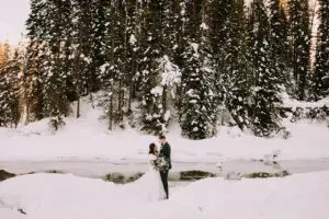 bride and groom outdoor wedding photos