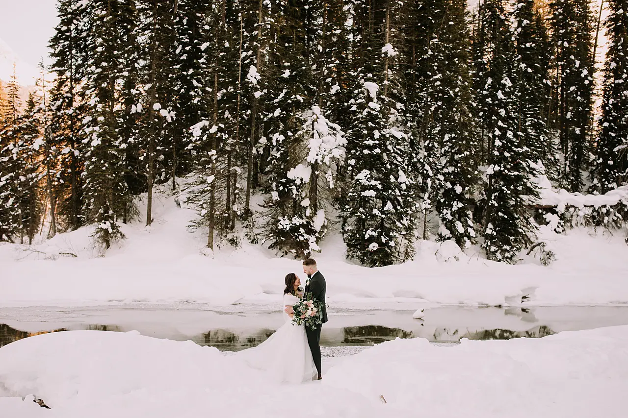 bride and groom outdoor wedding photos