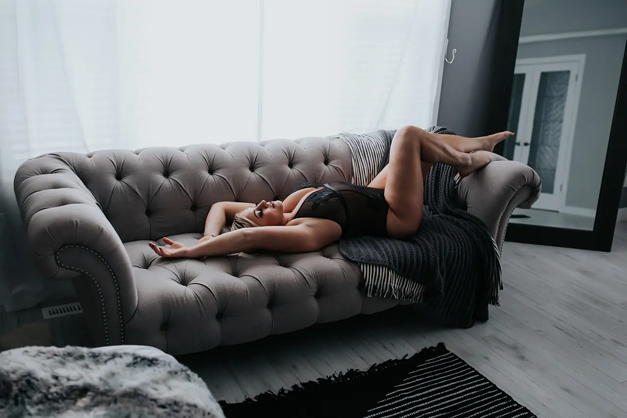 boudoir photos, boudoir poses, boudoir pose ideas, boudoir inspiration, moody boudoir, studio boudoir, calgary boudoir photographers