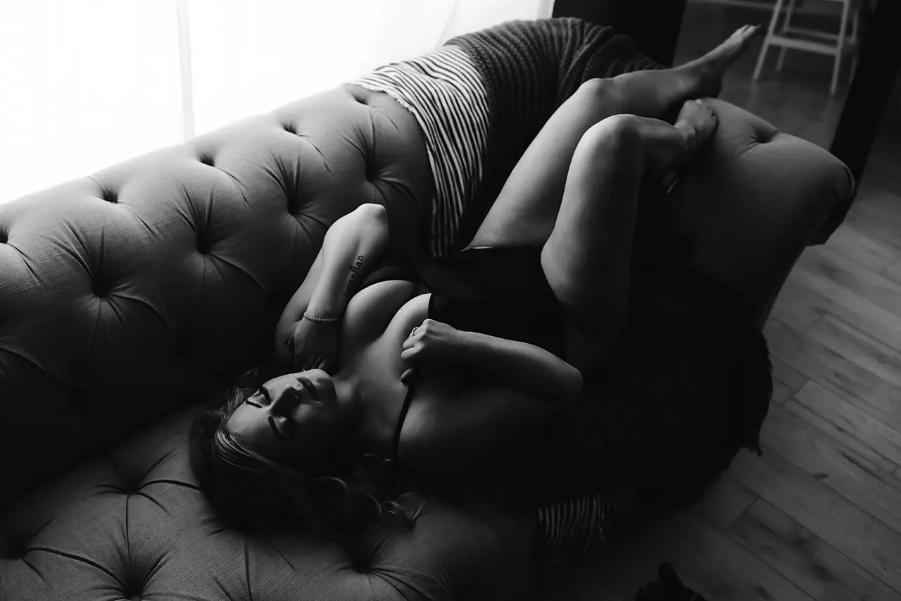boudoir photos, boudoir poses, boudoir pose ideas, boudoir inspiration, moody boudoir, studio boudoir, calgary boudoir photographers