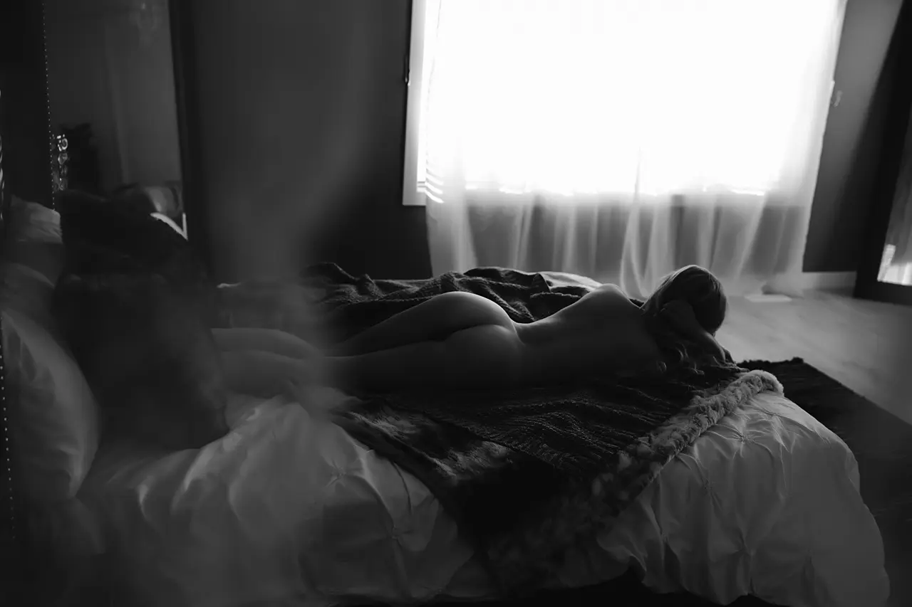 boudoir ideas, boudoir poses, moody boudoir, boudoir inspiration, in studio boudoir, calgary boudoir photographers