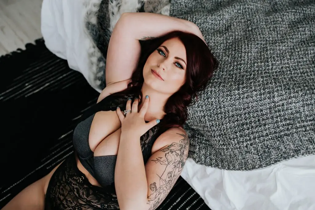 calgary boudoir photographers, calgary boudoir, boudoir ideas, boudoir poses, moody boudoir, curvy boudoir, boudoir pose ideas
