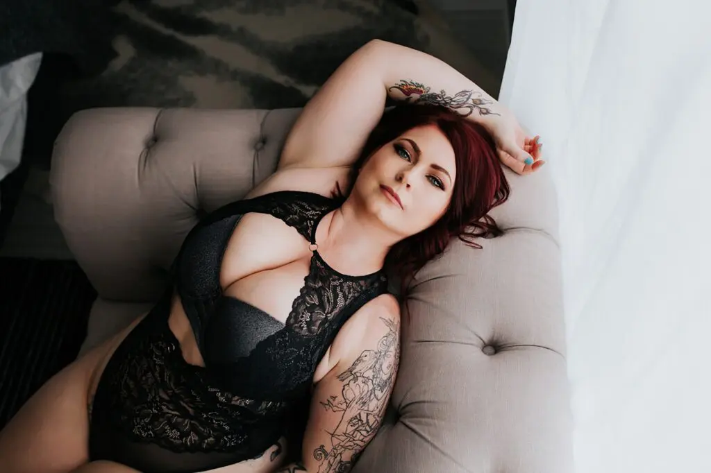 calgary boudoir photographers, calgary boudoir, boudoir ideas, boudoir poses, moody boudoir, curvy boudoir, boudoir pose ideas
