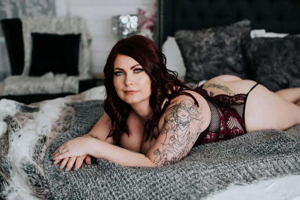 calgary boudoir photographers, calgary boudoir, boudoir ideas, boudoir poses, moody boudoir, curvy boudoir, boudoir pose ideas