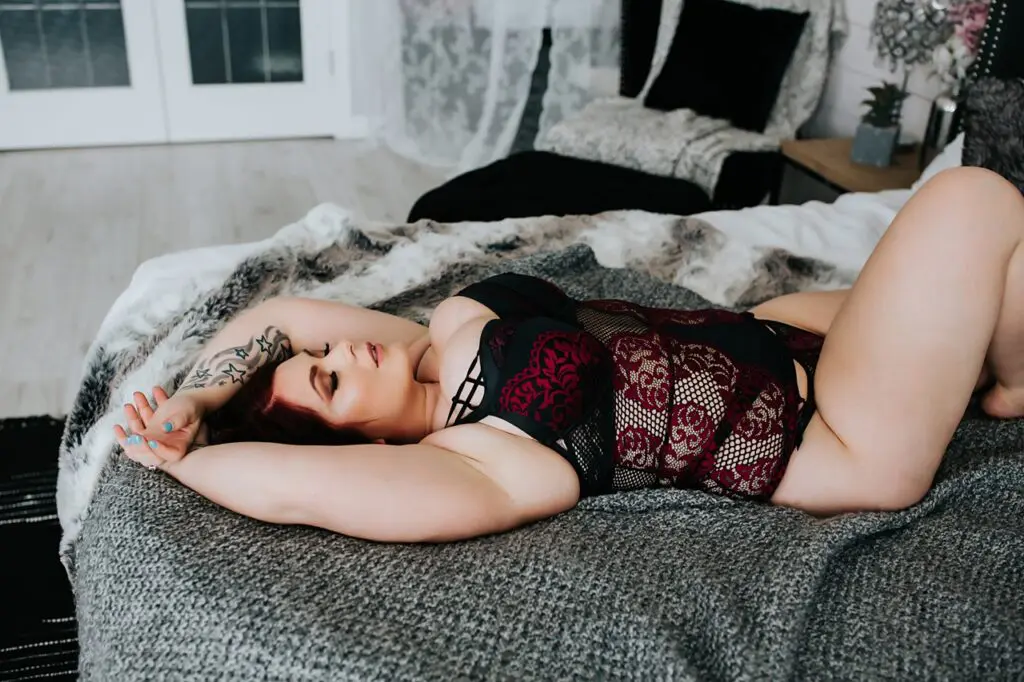 calgary boudoir photographers, calgary boudoir, boudoir ideas, boudoir poses, moody boudoir, curvy boudoir, boudoir pose ideas