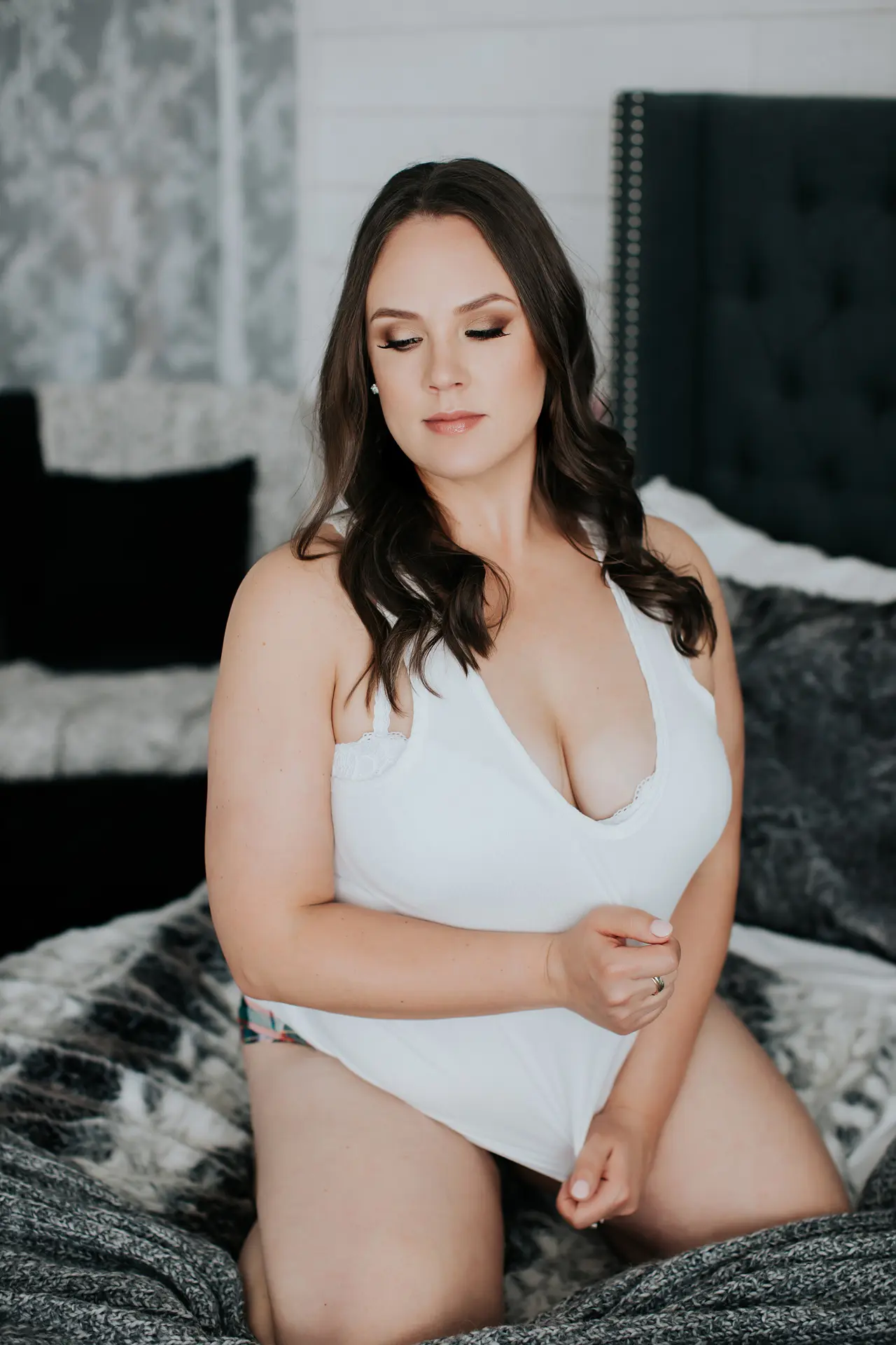 calgary boudoir photographer, bridal boudoir, bridal boudoir with veil, light and airy boudoir, boudoir ideas,boudoir outfit inspiration, curvy boudoir, boudoir ideas