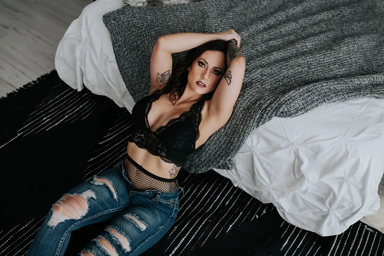 calgary boudoir photographer, boudoir ideas, boudoir poses, best boudoir photos, boudoir photographers calgary, fitness boudoir