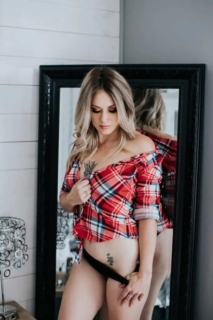 calgary boudoir photographer, boudoir pose, boudoir makeup,