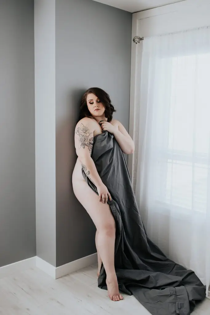 calgary boudoir photographer, boudoir ideas, boudoir poses, curvy boudoir, natural light boudoir, in studio boudoir, boudoir in the sheets