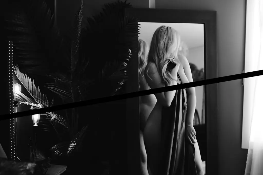 calgary boudoir photographers, calgaryboudoir, best boudoir, boudoir poses, boudoir ideas, boudoir outfit ideas, moody boudoir