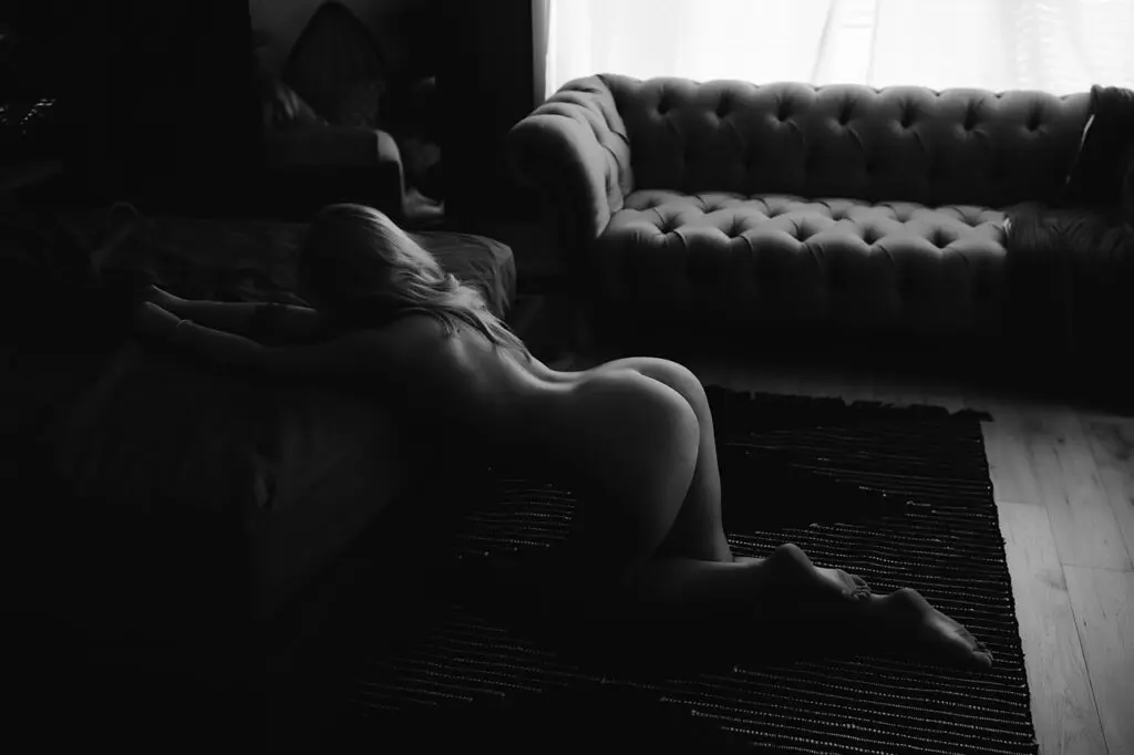 calgary boudoir photographers, calgaryboudoir, best boudoir, boudoir poses, boudoir ideas, boudoir outfit ideas, moody boudoir