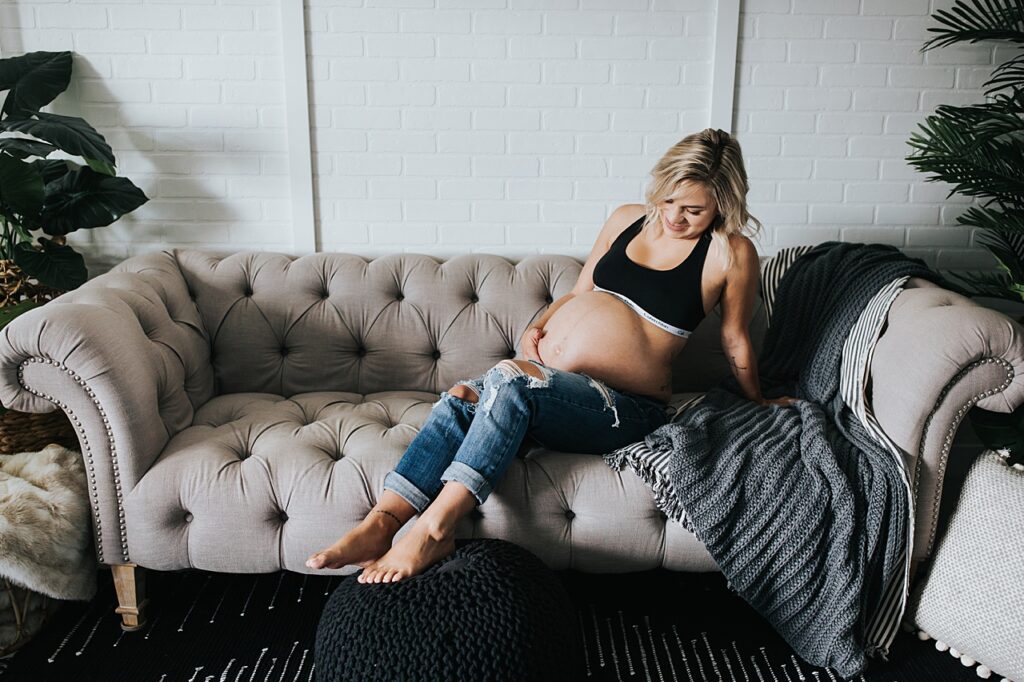 in home lifestyle maternity session